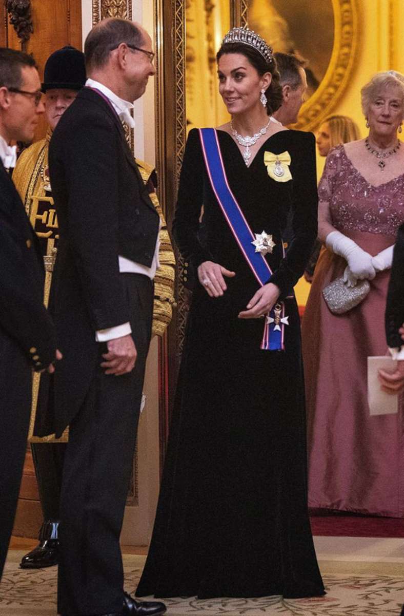 2019: Für einen Empfang im Buckingham Palace wagt Herzogin Kate eine Neuinterpretation des ikonischen Looks – mit langen Ärmeln.
