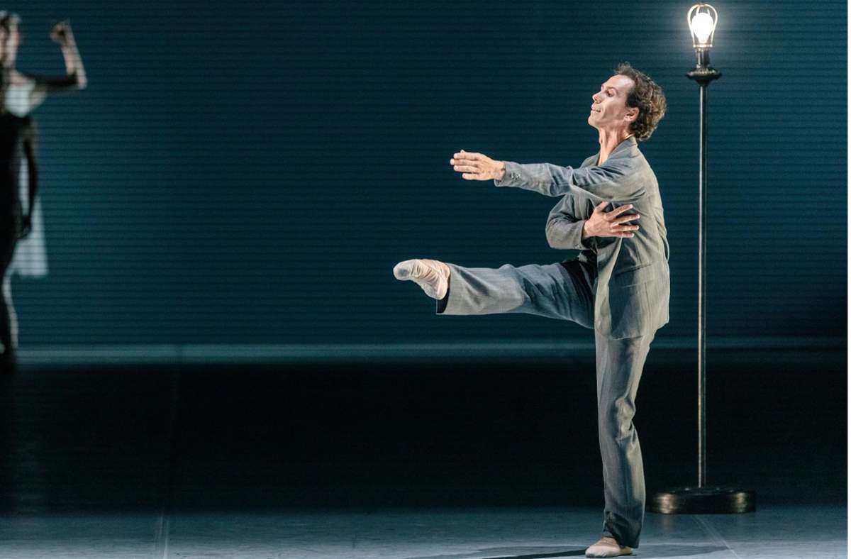 Allein auf der Bühne, und trotzdem zusammen: „Sorgsam arrangierte“ Miniaturen, so beschreibt John Neumeier selbst seine Kreation. Auf dem Bild vorne: der Tänzer Alexandre Riabko im grauen Flanellanzug.