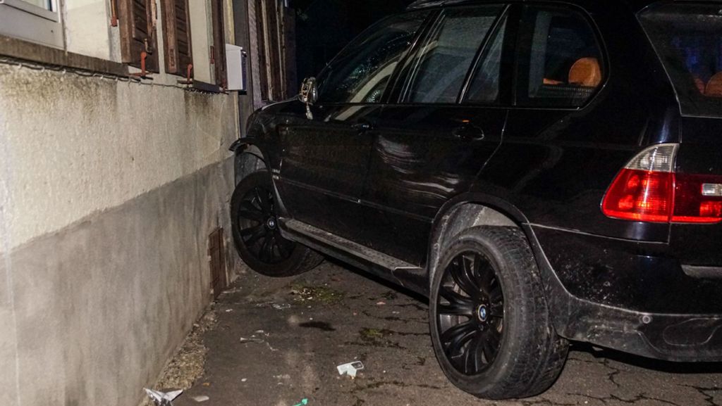 Unfall in Herrenberg: 27-Jähriger prallt mit BMW ungebremst gegen Hauswand