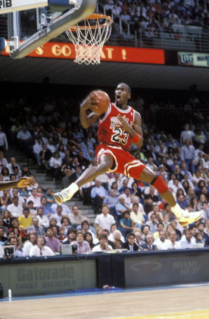 Sechs Mal wurde Michael Jordan, der wohl größte Basketballer aller Zeiten, NBA-Meister. Genauso oft gewannen „seine“ Chicago Bulls die NBA-Finals. Damit rangiert die Franchise aus Illinois auf einem geteilten dritten Rang mit den Warriors, die in diesem Jahr ihre siebte Meisterschaft gewinnen können. Der letzte Titel der Bulls datiert aus dem Jahr 1998. Eine Besonderheit zeigen die Titelgewinne der Bulls aber auf: Sie sind der einzige Verein, der mehr als einen NBA-Titel gewann und niemals eine Finalserie verlor.