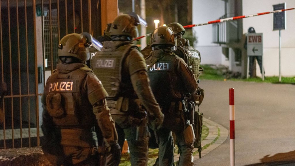 In Mehrfamilienhaus in Esslingen: Schüsse im Treppenhaus – SEK durchsucht Wohnung