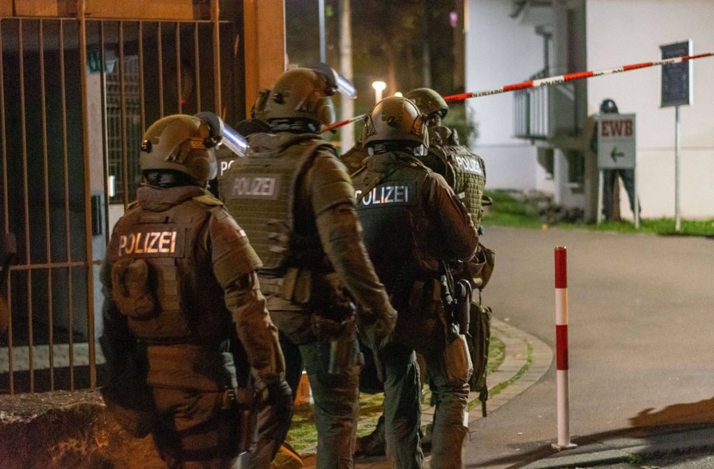 Die Polizei samt SEK rückt am Abend zu einer möglichen Bedrohungslage in einem Esslinger Mehrfamilienhaus aus.