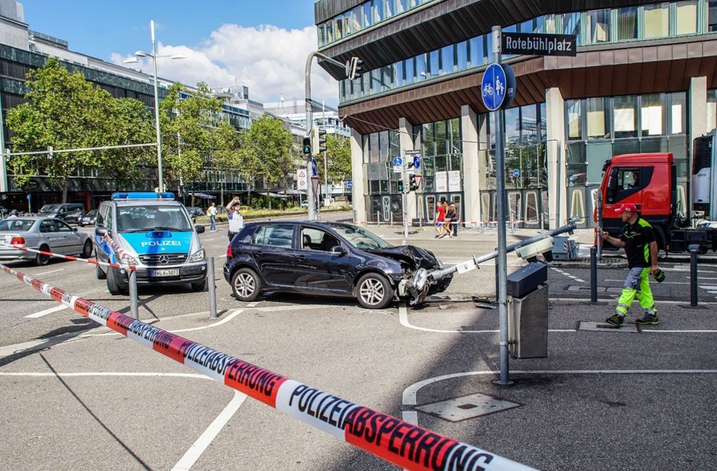 Eine 31-Jährige ist am Dienstagmittag mit ihrem VW-Golf und völlig zugedröhnt mit Drogen und Medikamenten durch die Stuttgarter Innenstadt geirrt.