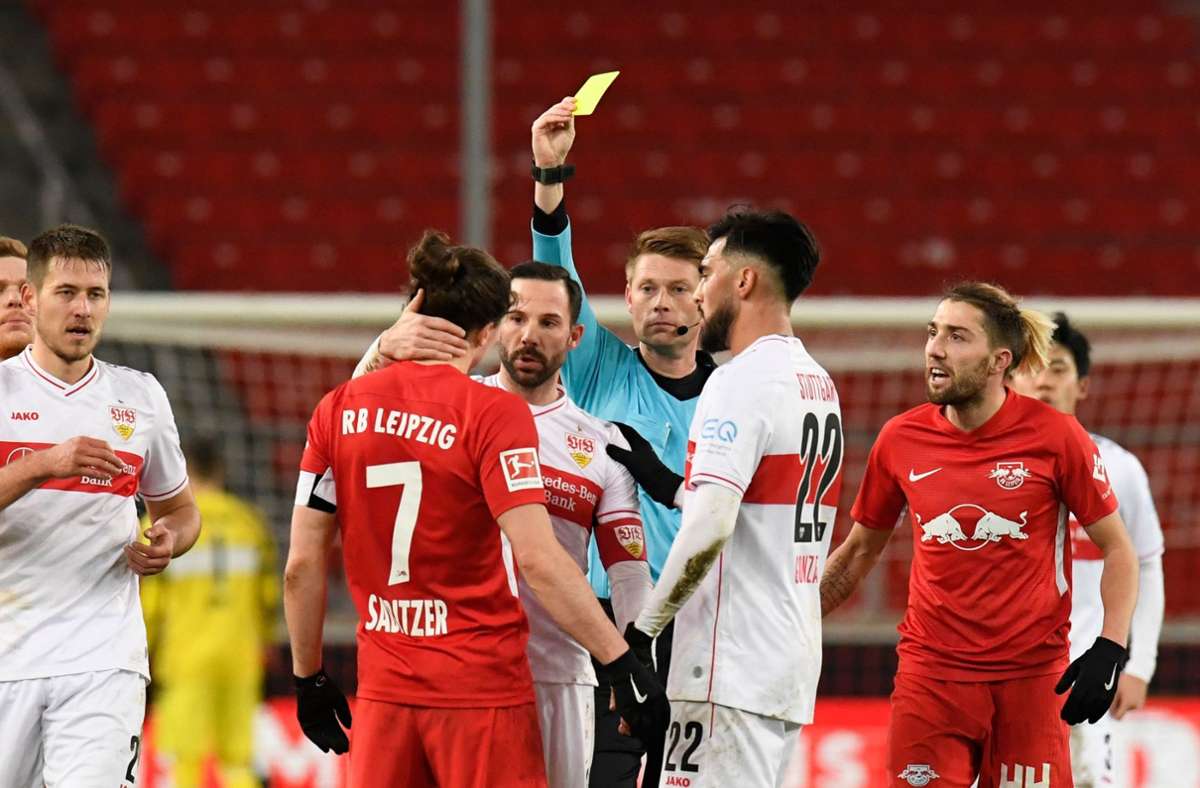 Marcel Sabitzer sieht die gelbe Karte für ein Foul an VfB-Kapitän Gonzalo Castro.