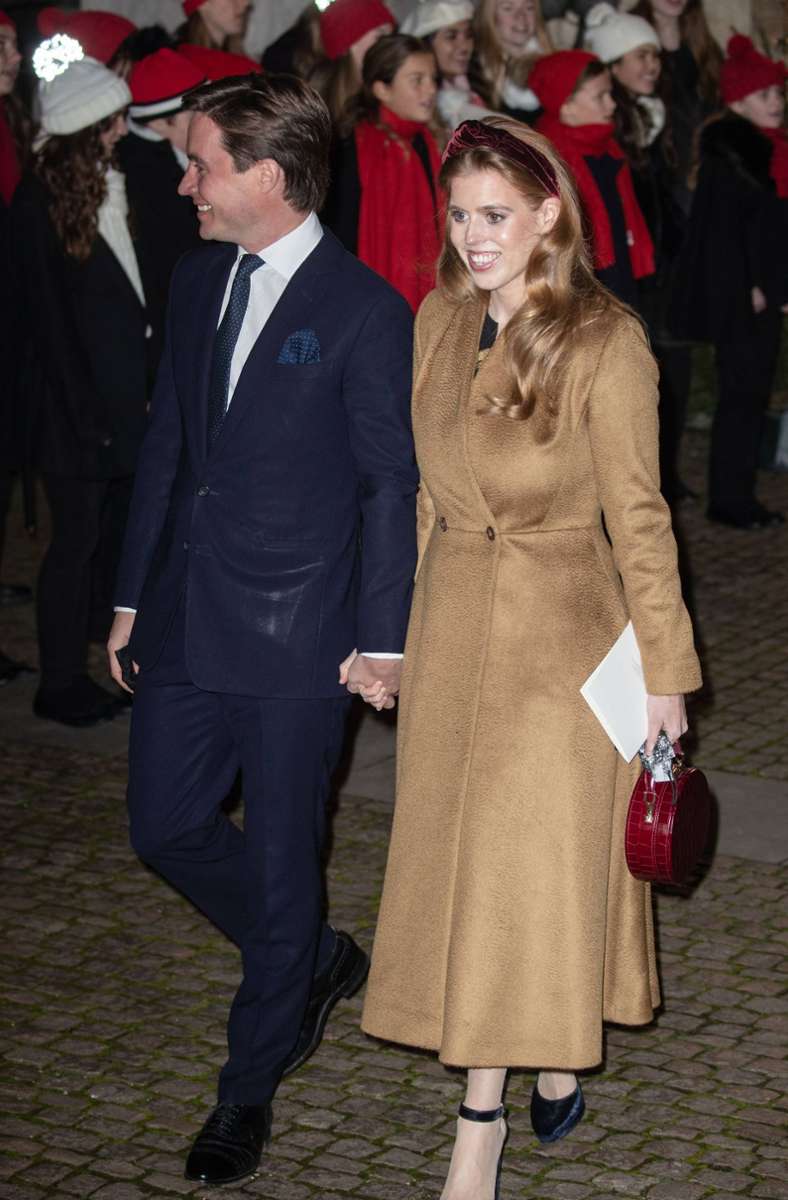 Prinzessin Beatrice legte in einem camelfarbenen, leicht glänzenden Mantel einen eleganten Auftritt hin.