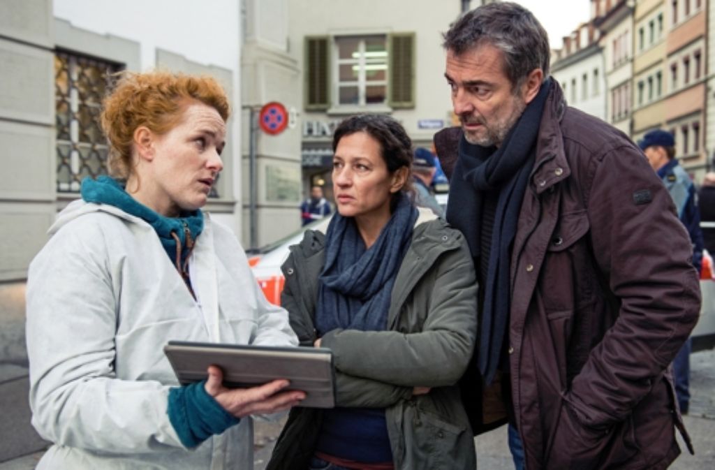 Liz Ritschard (Delia Mayer, Mitte) und Reto Flückiger (Stefan Gubser) besprechen sich mit der neuen kriminaltechnischen Leiterin Corinna Haas (Fabienne Hadorn) am Tatort.