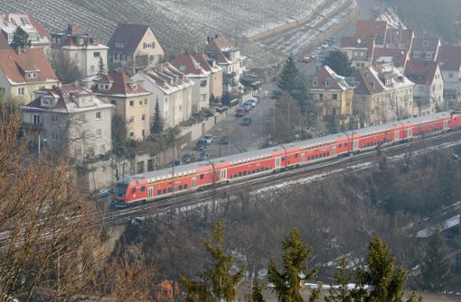 Die Gäubahn durch Stuttgart ist von 2025 an Geschichte. Sie soll künftig über den Flughafen fahren. Strittig ist, auf welchem Weg sie dorthin kommt. Foto: dpa/Franziska Kraufmann