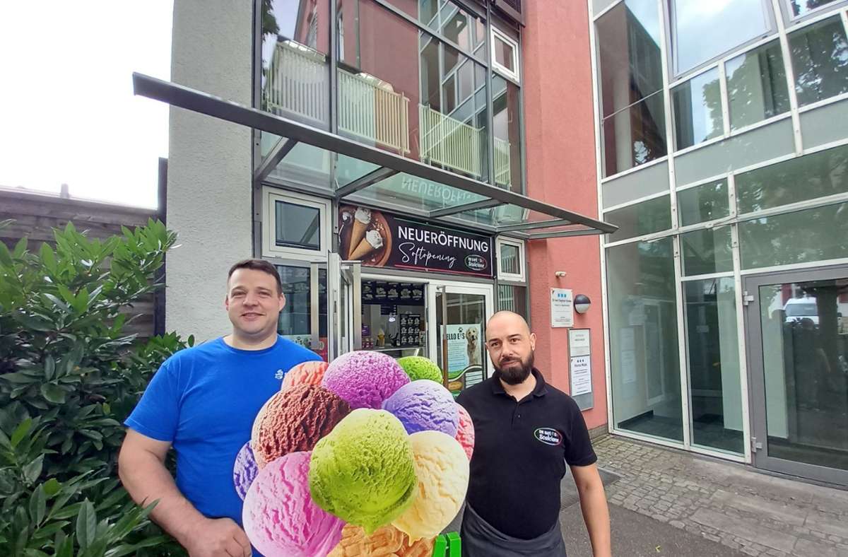Patrik Scalcione (links) und sein Schwager Simone la Manna vor dem neu eröffneten Eiscafé mitten in Fellbach-Oeffingen.