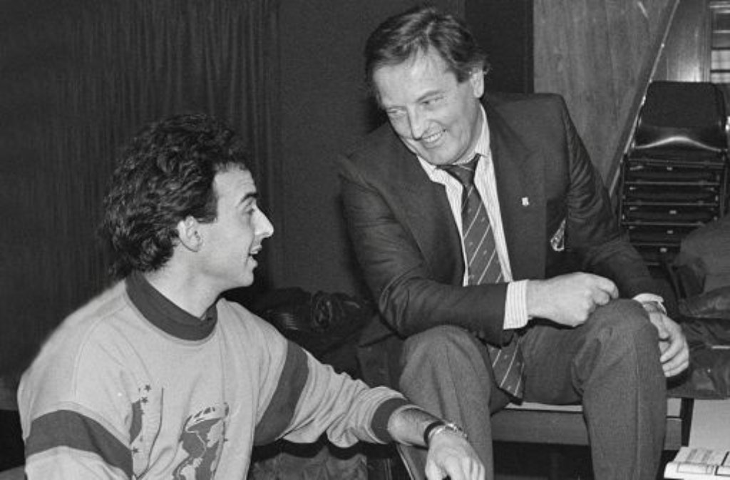 Hansi Müller (links) im Februar 1998 mit dem damaligen VfB-Präsidenten Gerhard Mayer-Vorfelder