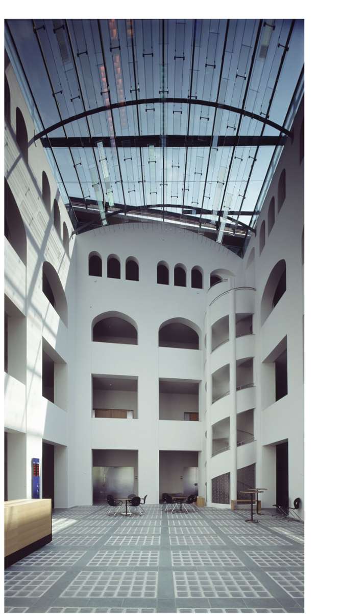 Die rekonstruierte Halle dient als Bürgerzentrum im Alten Rathaus Pforzheim. Die Lamellen der Glastonne zerlegen das einfallende Licht in Spektralfarben und sollen an die ursprüngliche Überwölbung dieses Raumes erinnern.