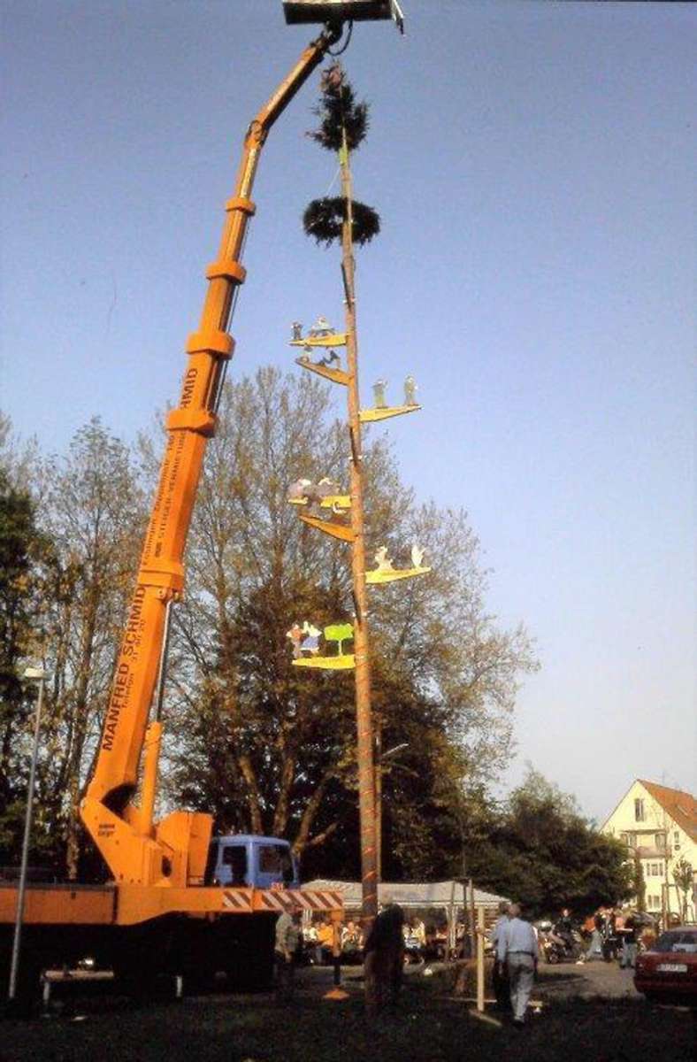 Seit 1996 gehört in Esslingen-Sirnau das Maibaumstellen fest zum Jahresablauf. Die ersten Jahre wurde der Baum mit einem Kran gestellt, später mit einer Vorrichtung mit Winde, wie Karl Langpeter erklärt, der in den Anfängen Mitglied des organisierenden Bürgerausschusses war.