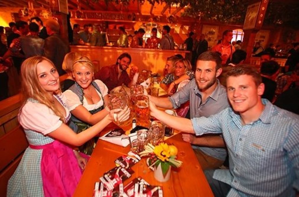 Die Spieler des SG Sonnenhof Großaspach feierten am Dienstag auf dem Volksfest.