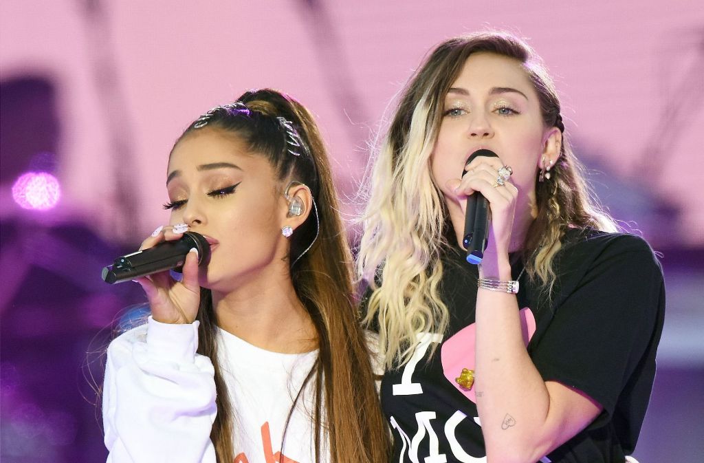 Ariana Grande (links) und Miley Cyrus beim „One Love Manchester“ Benefizkonzert.