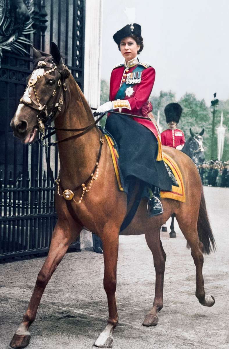 1951. Zum ersten Mal nimmt Prinzessin Elizabeth die Parade „Trooping the Colour“ in Vertretung ihres Vaters ab. Sie sitzt auf Winston, einem 1,65 m messenden, kastanienbraunen Wallach.