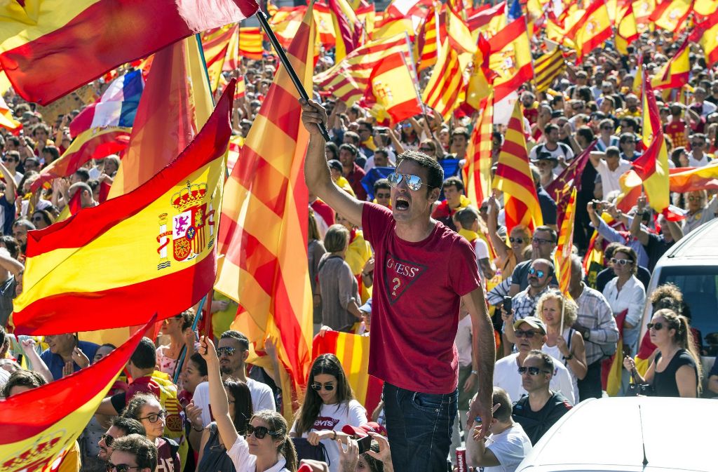 Machtvolle Kundgebung für die Einheit Spaniens: Katalanen in Barcelona.