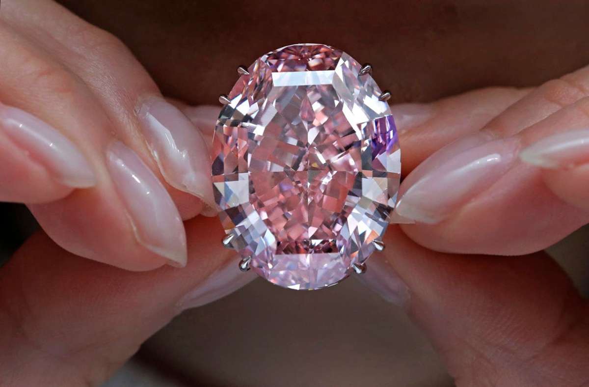 Der bisherige Rekordpreis für einen pinkfarbenen Diamanten liegt bei 66,7 Millionen Euro und war 2017 in Hongkong erzielt worden. Dieser Edelstein mit dem Namen „Pink Star“ hat 59,6 Karat.