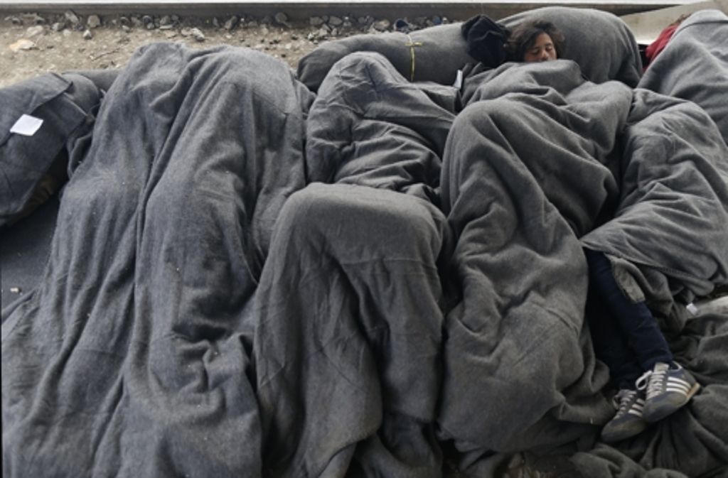 Flüchtlinge schlafen auf Gleisen nahe dem Flüchtlingslager in Idomeni.
