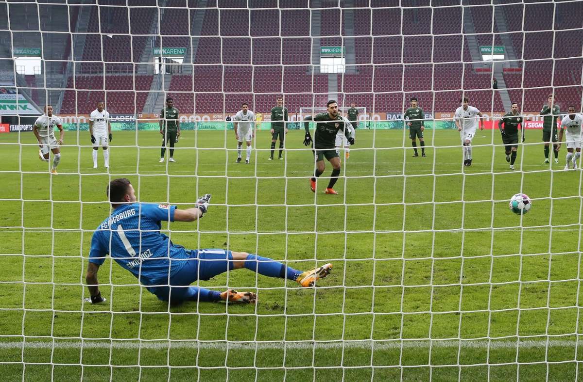 Nach einem Foul an Mateo Klimowicz trat Nicolas Gonzalez in der 10. Minute zum Elfmeter an und verwandelte sicher zum 1:0 für den VfB.