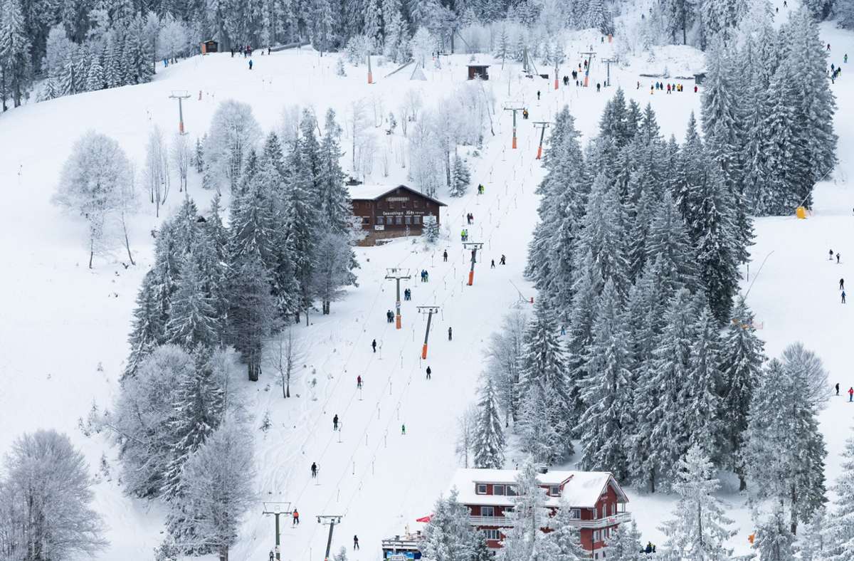 Neuschnee am Feldberg macht Wintersport möglich.
