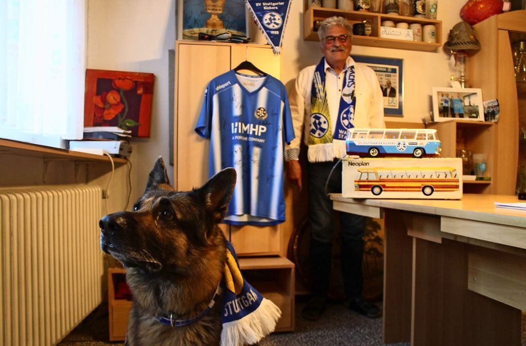 Auch Klaus Bluthardts Schäferhund Lasko hat einen eigenen Kickers-Schal. Foto: Ralf Recklies