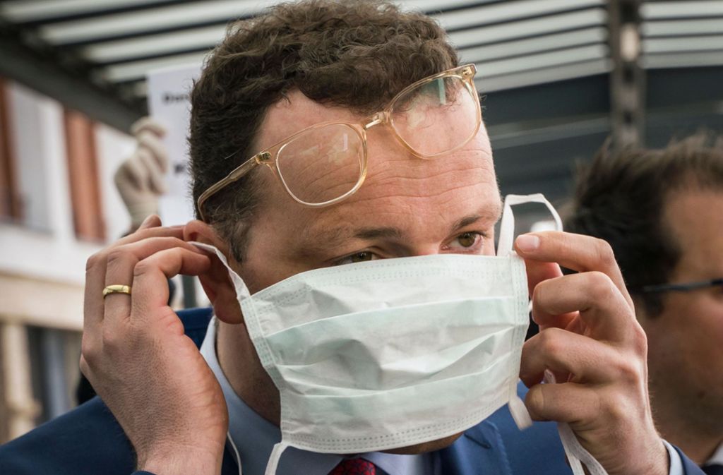 Ungeschickt: Bundesgesundheitsminister Jens Spahn mag es unauffällig, hat allerdings als Brillenträger naturgemäß Probleme beim Aufziehen der Maske.