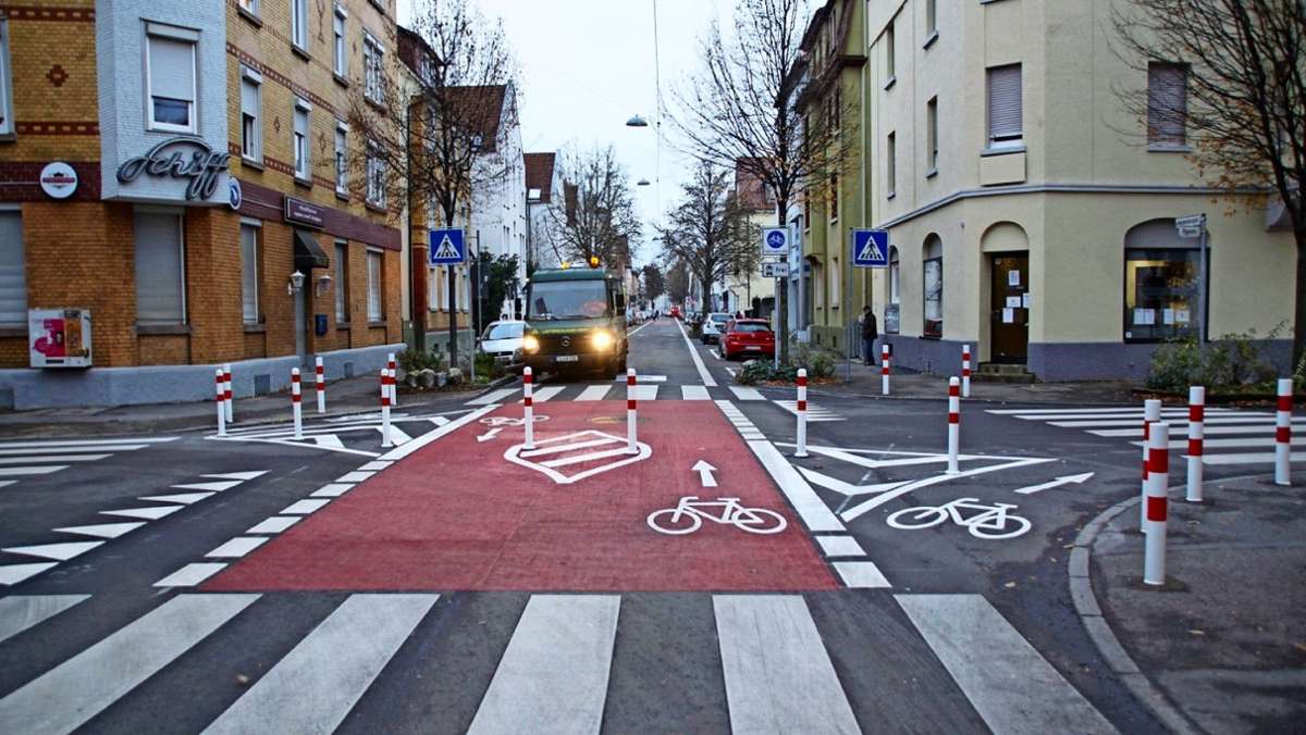  Eine sogenannte Diagonalsperre bremst in der Hindenburgstraße den Autoverkehr aus. Anwohnern gefällt das gar nicht, Fahrradfahrer klatschen in die Hände. 