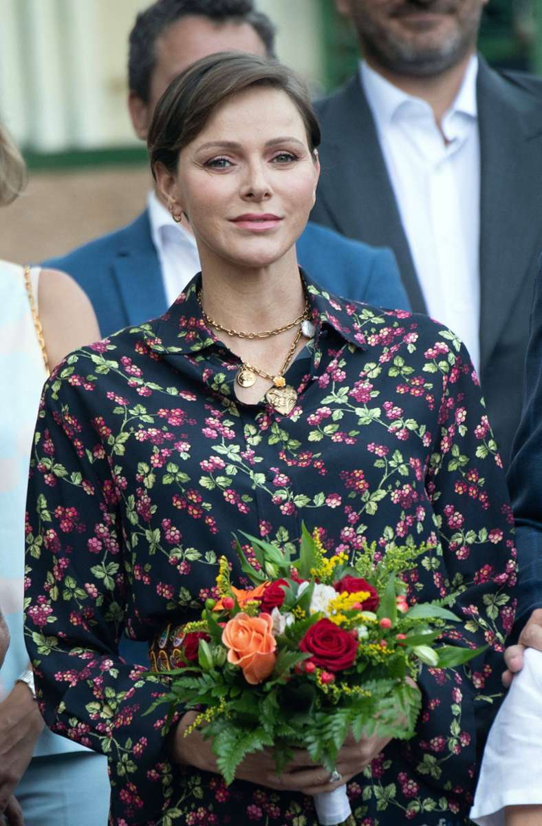 Fürstin Charlène trug eine geblümte lange Bluse kombiniert mit einer dunklen Marlenehose.