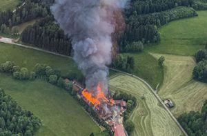 Großbrand in Sägewerk hält Feuerwehr in Atem – immenser Schaden