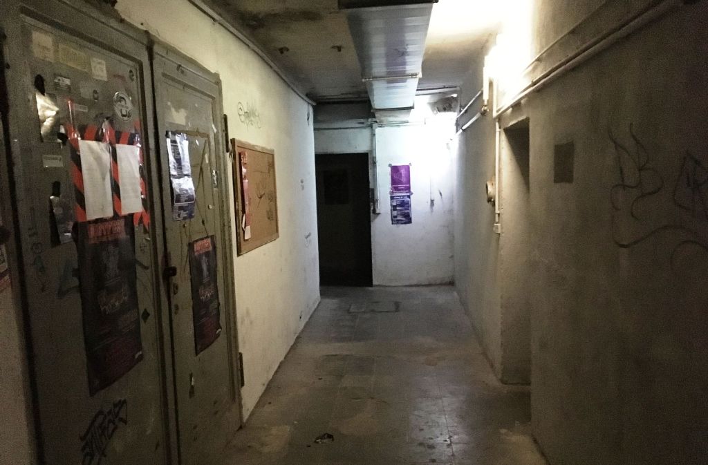 Seit 1991 werden die Zellen im Bunker an Musiker vermietet – und zwar solche der düsteren Sorte.