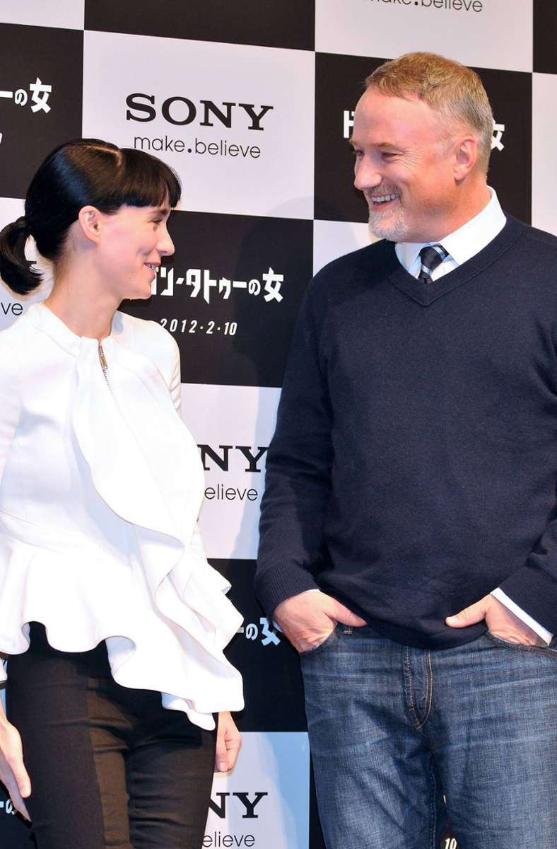 Rooney Mara 2012 mit dem Regisseur David Fincher bei der Pressekonferenz zum Krimi „Verblendung“ in Tokio