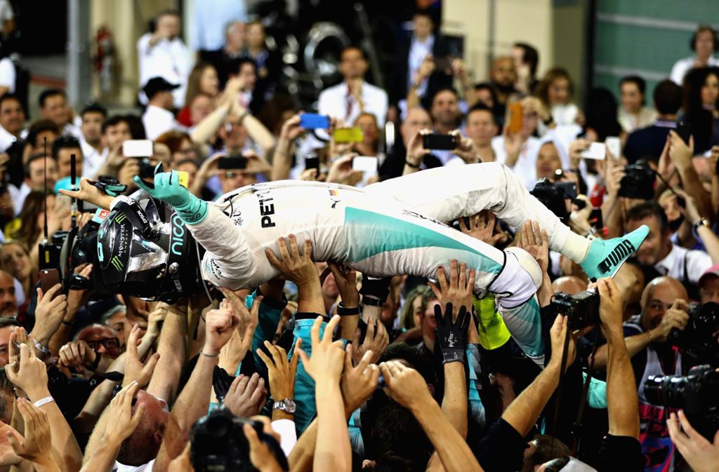 Nico Rosberg lässt sich nach seinem zweiten Platz feiern...