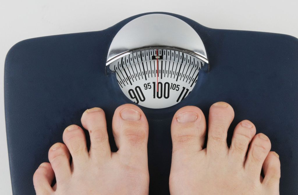Abnehmen: Übergewichtige leiden meist an Bluthochdruck, der auf Dauer die Arterien schädigt, heißt es bei der Stiftung Deutsche Schlaganfall-Hilfe. Daher sollte man Übergewicht abbauen und wenn möglich ganz vermeiden. Übergewicht besteht bei einem Body-Mass-Index (BMI) von 25 bis 30 Kilogramm pro Quadratmeter, normal ist ein BMI zwischen 19 und 24.