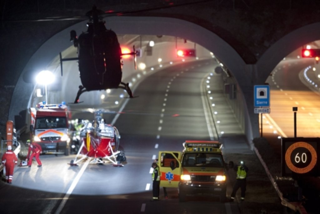 epa03143605 A helicopter takes off as rescuers work at the tunnel entrance of the A9 motorway after a bus crashed in the tunnel near Sierre, Switzerland, 14 March 2012. EPA/LAURENT GILLIERON +++(c) dpa - Bildfunk+++