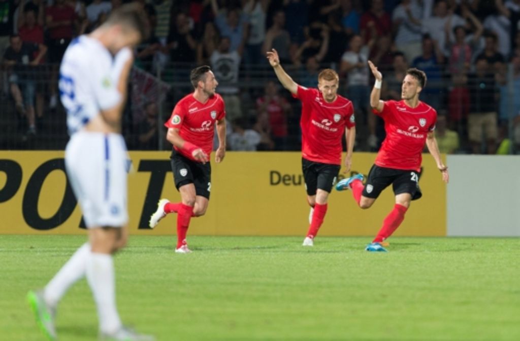 Der SSV Reutlingen am 8. August 2015 im Spiel gegen den Karlsruher SC Foto: dpa