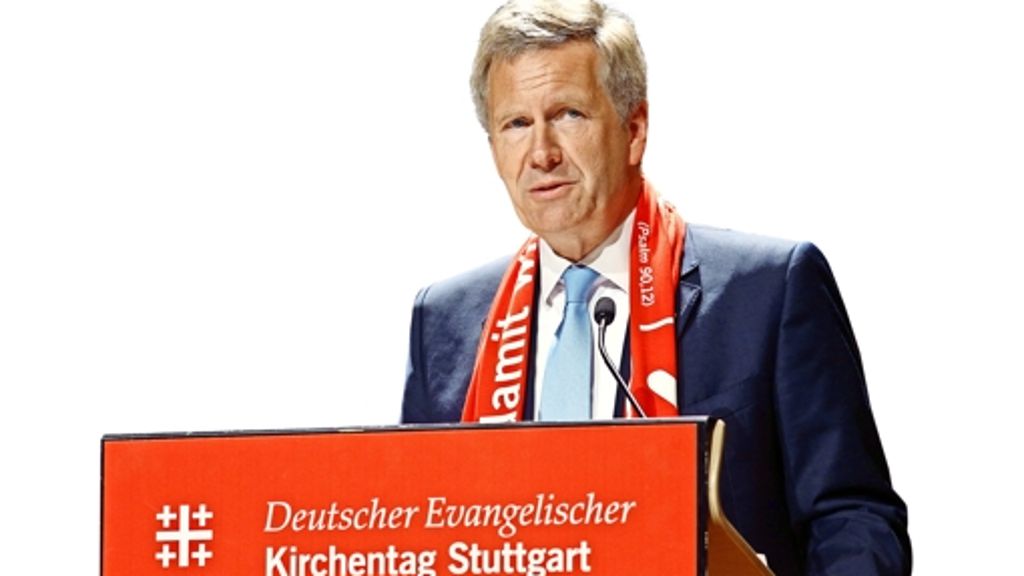  Der ehemalige Bundespräsident Christian Wulff rät auf dem Kirchentag in Stuttgart zu Gelassenheit im Umgang mit Krisen. Zwei Sätze seiner Großmutter haben ihm durch seine schwere Zeit hindurch geholfen. 