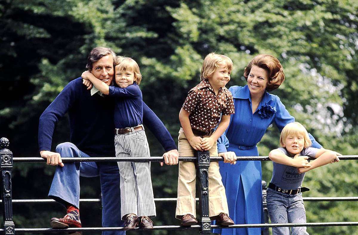 Bis zu Beatrix’ Krönung 1980 lebt Willem-Alexander mit seinen Eltern und seinen Brüdern Johan Friso und Constantijn im Landschlösschen Drakensteyn.