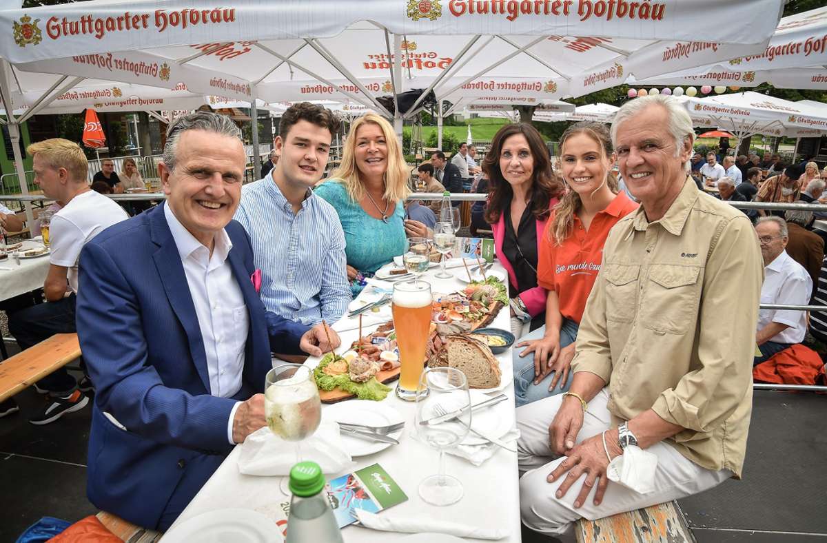 OB Frank Nopper (links) lässt es sich nicht nehmen, mit Sohn und Ehefrau beim CDU-Wahlkampfauftakt dabei zu sein und mit der Biergarten-Wirtin Sonja Merz und ihrer Familie zu parlieren.