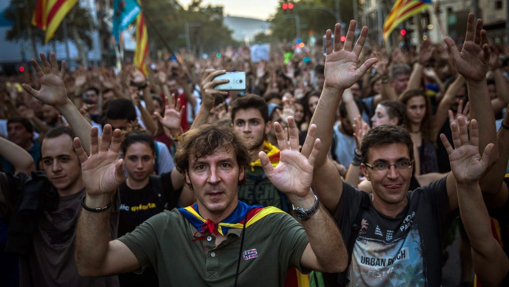  Die Zahl der Demonstranten gegen Polizeigewalt, die in Barcelona an Massenkundgebungen teilnehmen, ist auf 700.000 Menschen gestiegen. Der spanische König Felipe VI. kritisierte in einer Rede an die Nation die Abstimmung Kataloniens. 