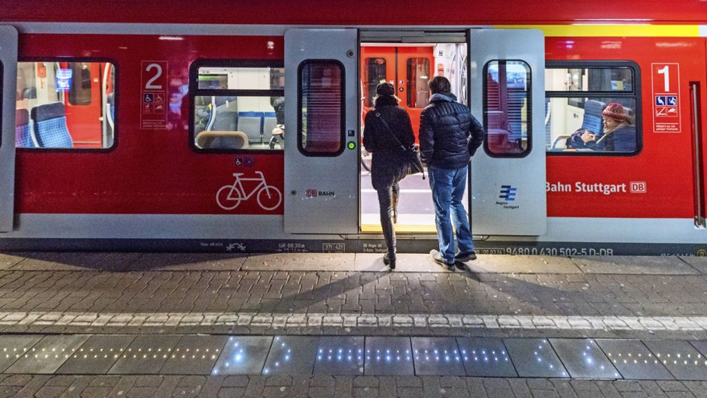 Leuchtender Bahnsteig in Bad Cannstatt: Bahn sieht Verbesserungsbedarf