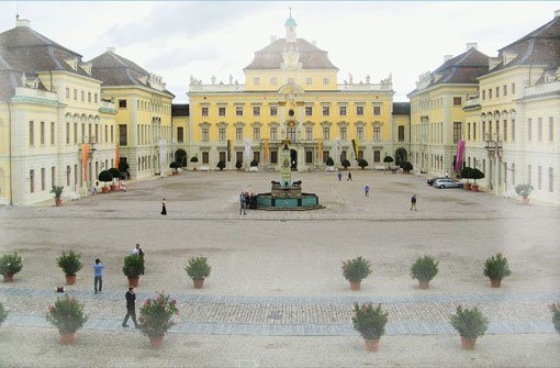 Winzig sehen die Oleander und die Touristen vor dem Residenzschloss Ludwigsburg aus. Foto: Leserfotograf ebib