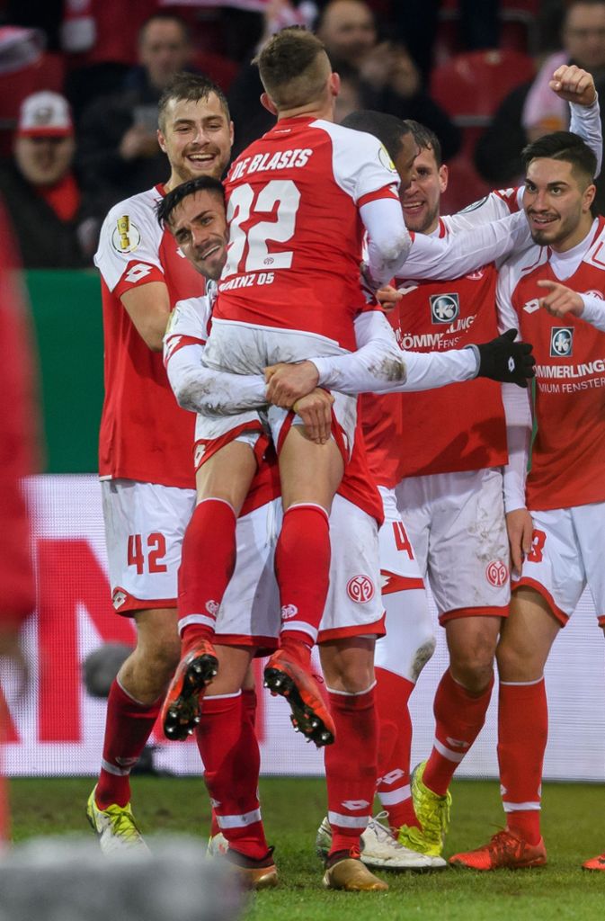 Mainz feiert seinen Einzug ins Viertelfinale des DFB-Pokals: Suat Serdar schoss das dritte Tor kurz vor Abpfiff der Partie.