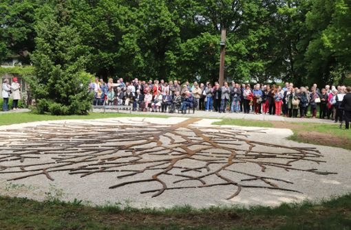 Höhepunkt  im vergangenen Jahr: Auf großes Interesse stieß am 19. Mai  die  Einweihung des Kunstwerks „Schatten“ von Micha Ullman auf dem Friedhof Oeffingen. Foto: Patricia Sigerist