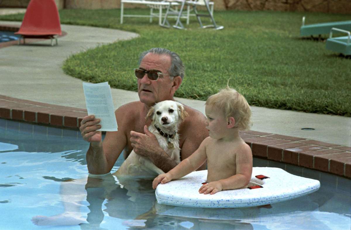 Der Mischling Yuki brachte es vom Streuner zum „First Dog“: Lyndon B. Johnsons Tochter fand den Hund an einer Tankstelle und brachte ihn mit nach Hause. Johnson und Yuki waren unzertrennlich – angeblich war der Hund an seiner Seite, als der Präsident 1973 starb.