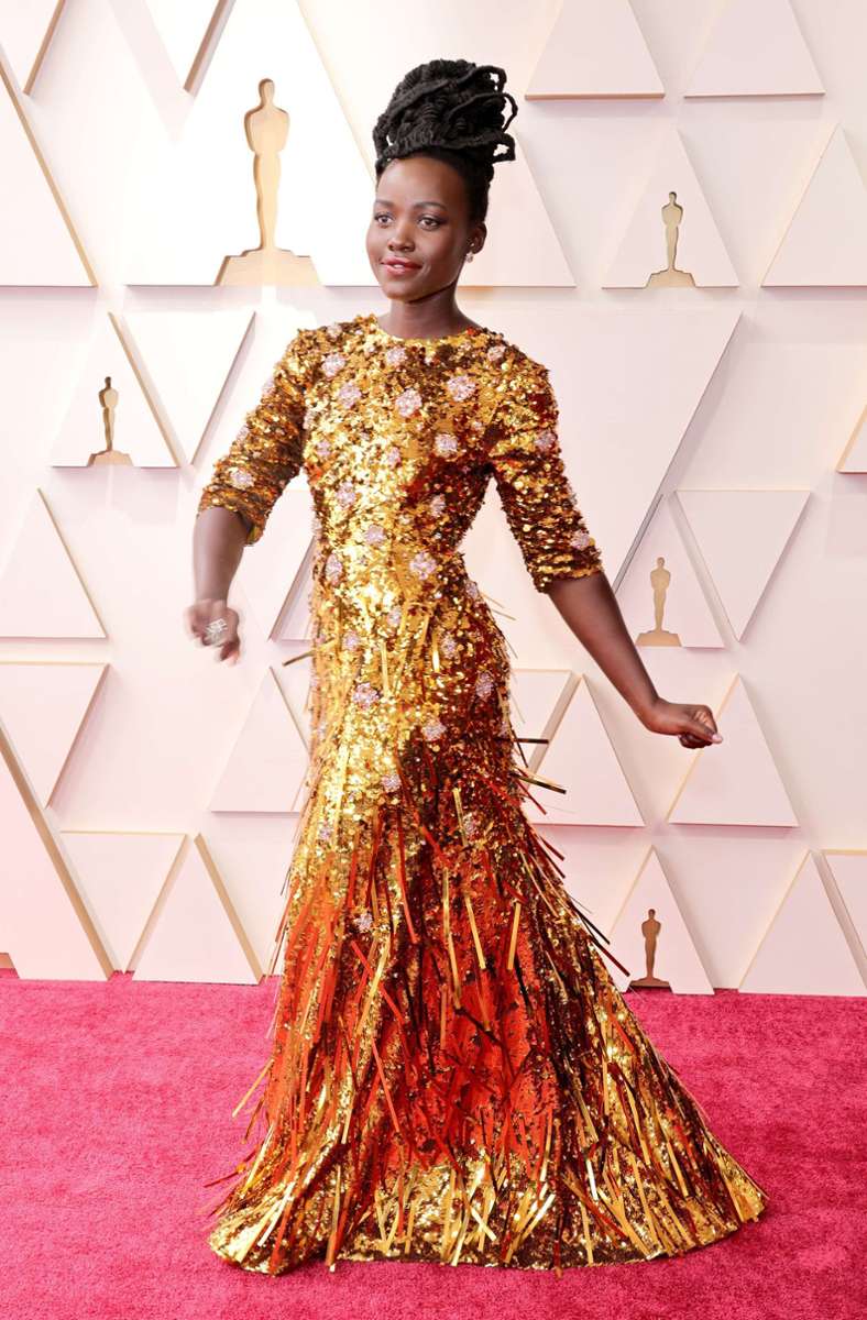 Naja: Von Lupita Nyong’o ist man modisch eigentlich fast nur Gutes gewohnt – dieses goldene Lametta-Kleid von Prada bildet leider die Ausnahme.