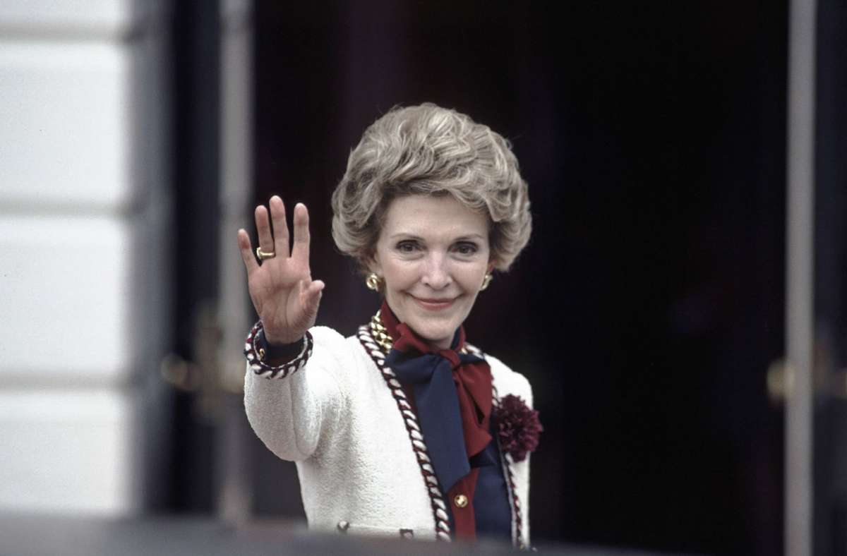 Nancy Reagan (1921–2016) gilt als eine der konservativsten First Ladys der letzten Jahrzehnte. Manche behaupten gar, sie sei es gewesen, die aus dem langjährigen Demokraten Ronald Reagan (1911–2004) einen Republikaner gemacht habe. Beide waren einst als Schauspieler tätig und hatten sich 1949 in Hollywood kennengelernt. Obwohl sie in der Öffentlichkeit ihren Mann stets anhimmelte, war sie hinter den Kulissen seine wichtigste Ratgeberin. „Ich habe ihren Rat stets befolgt“, schrieb er in seinen Memoiren. In ihrer Zeit als First Lady von 1981 bis 1989 machte sie sich gegen Drogenkonsum unter Jugendlichen stark.