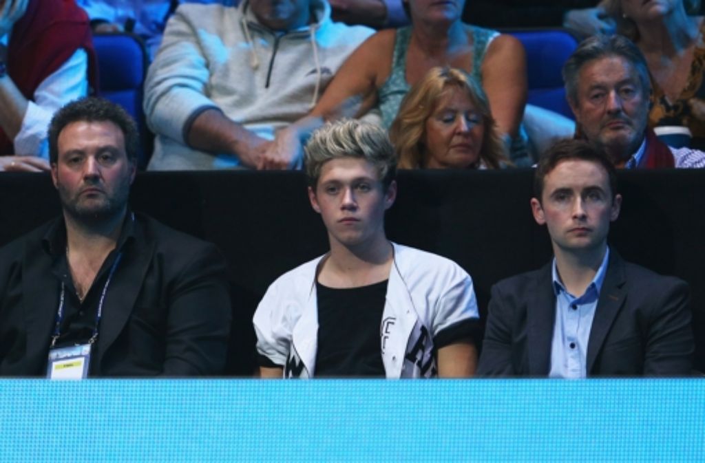 11. November 2013: Niall Horan (Mitte) von der Popband "One Direction" sieht sich in der O2-Arena in London das Tennis-Finale zwischen Rafael Nadal und Novak Djokovic an.