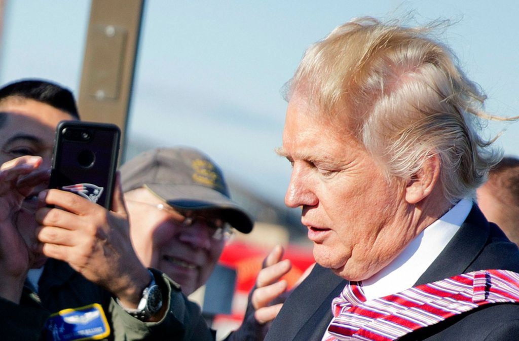 Donald Trump hat mehr Probleme mit dem Kreatin auf seinem Haupt als er zugibt. Neueste Videos enthüllen: Der US-Präsident ist auf dem Kopf fast oben ohne. Foto: dpa