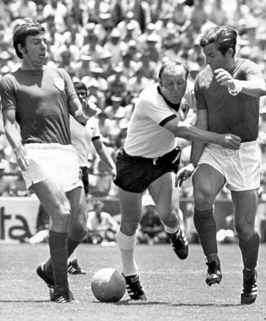Die Rache für Wembley fordert die deutsche Mannschaft im Viertelfinale 1970 gegen England: Erst führen die "Three Lions" 2:0, doch dann trifft erst Beckenbauer und dann "uns Uwe" Seeler mit einem unglaublichen Treffer: Der kleine Hamburger köpft den Ball mit dem Hinterkopf ins Tor. In der Verlängerung macht Müller alles klar - Deutschlands Rache: 3:2.