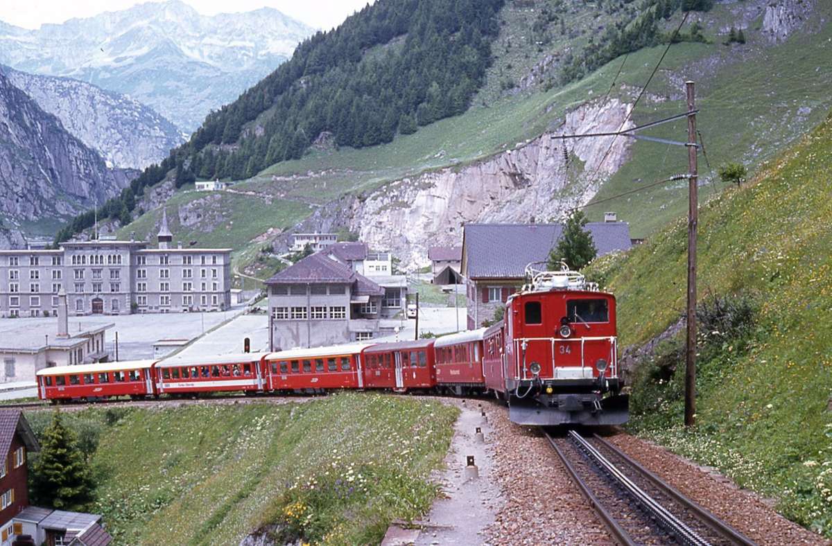 Schweiz: Die Matterhorn-Gotthard-Bahn (bis 2003 hieß sie Furka-Oberalp-Bahn verbindet über 97 Kilometer die Kantone Graubünden, Uri und Wallis. Am 30. Juni 1914 wurde die erste Teilstrecke von Brig bis nach Gletsch feierlich eröffnet. Auf dem Foto verlässt der Glacier-Express Andermatt auf der Zahnstangenstrecke zum Oberalp.