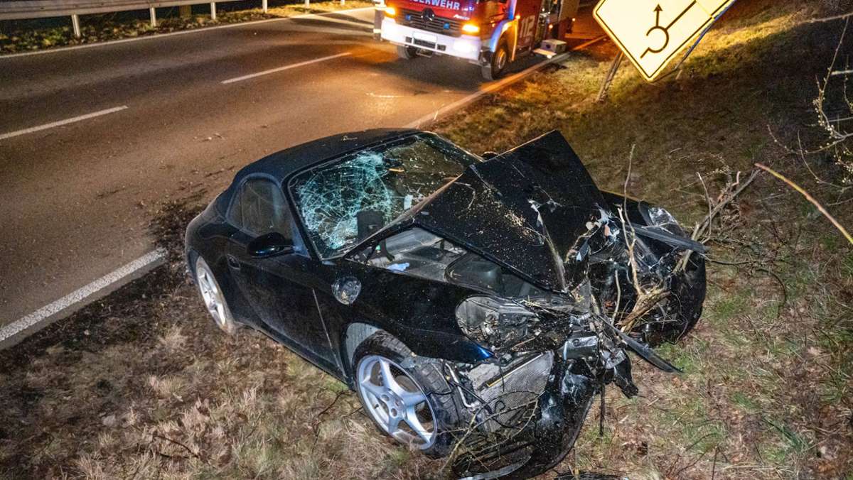 Magstadt im Kreis Böblingen: Porsche-Fahrer kommt von der Straße ab und wird schwer verletzt